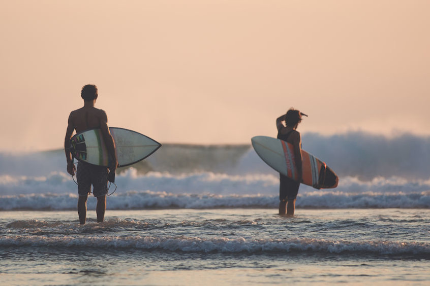 2 surfeurs regardent la mer